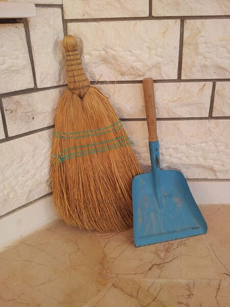 Dosya:Elektrik Oncesi Supurge Kurek.jpg